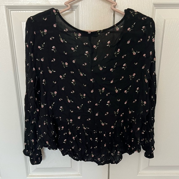 Hollister V-neck Shirt - Picture 3 of 3